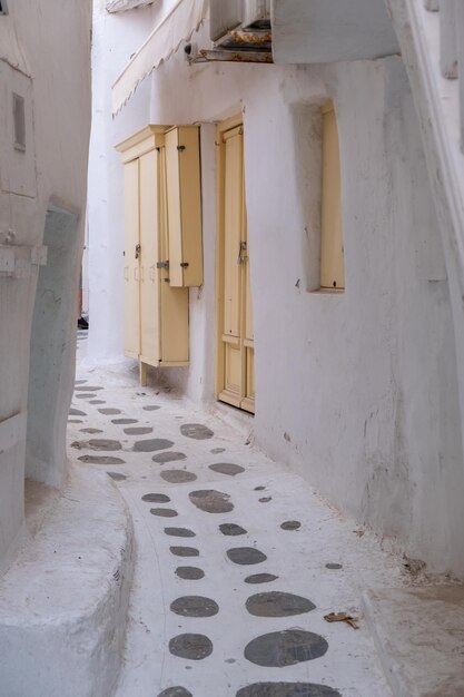 Foto isla de mykonos aldea de chora cícladas grecia edificios encalados callejón estrecho de adoquines
