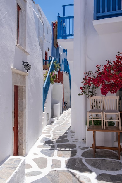 Foto isla de mykonos aldea de chora cícladas grecia edificios encalados callejón estrecho de adoquines