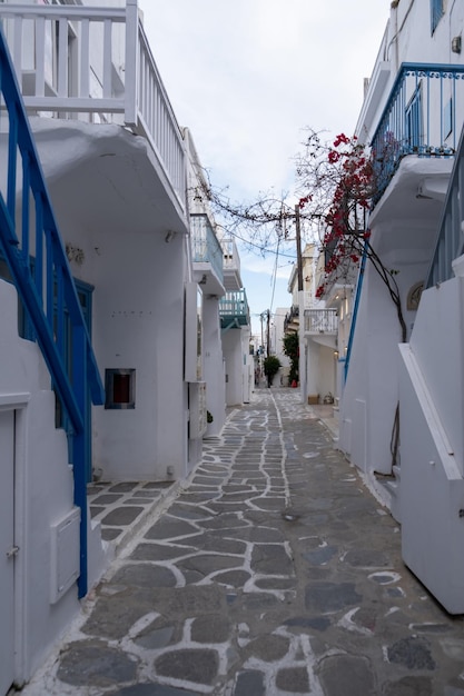 Isla de Mykonos Aldea de Chora Cícladas Grecia Edificios encalados callejón estrecho de adoquines