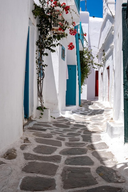Isla de Mykonos Aldea de Chora Cícladas Grecia Edificios encalados callejón estrecho de adoquines