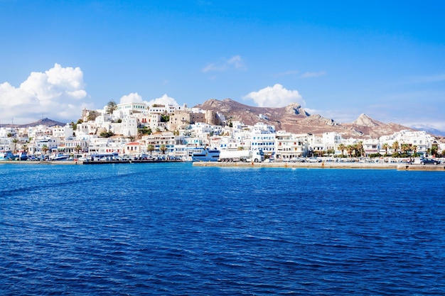 Isla de Naxos, Grecia - 23 de octubre de 2016: Vista panorámica aérea de la isla de Naxos. Naxos es la más grande del grupo de islas Cícladas en el Egeo, Grecia