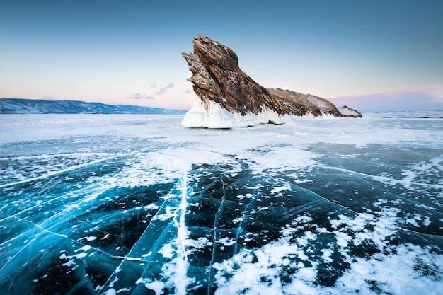 Isla Ogoy en el lago Baikal de invierno con hielo azul agrietado transparente Baikal Siberia Rusia Hermoso paisaje invernal