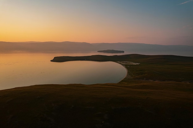 Isla Olkhon al amanecer, la isla más grande del lago Baikal en el este de Siberia. Shamanka Rock en el lago Baikal cerca de Khuzhir en la isla Olkhon en Siberia, Rusia.