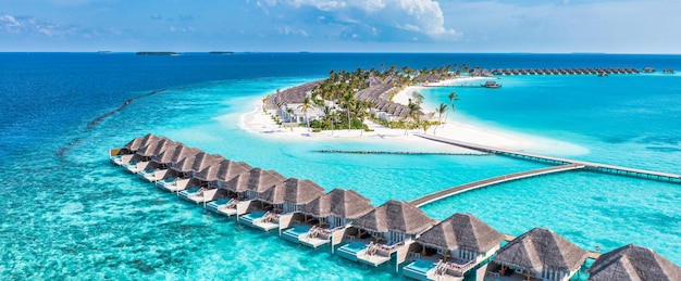 Isla paradisíaca de Maldivas. Paisaje aéreo tropical, muelle de la bahía del mar, villas de bungalows de agua de lujo