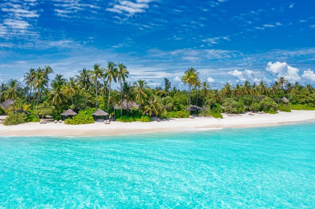 Isla paradisíaca de Maldivas. Paisaje aéreo tropical, paisaje marino con embarcadero, villas de bungalows de agua