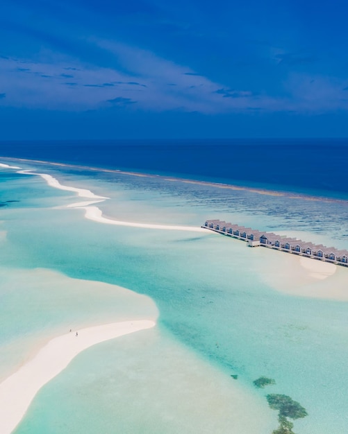 Isla paradisíaca de Maldivas. Paisaje aéreo tropical, villas de bungalows de agua marina. Viajes exóticos