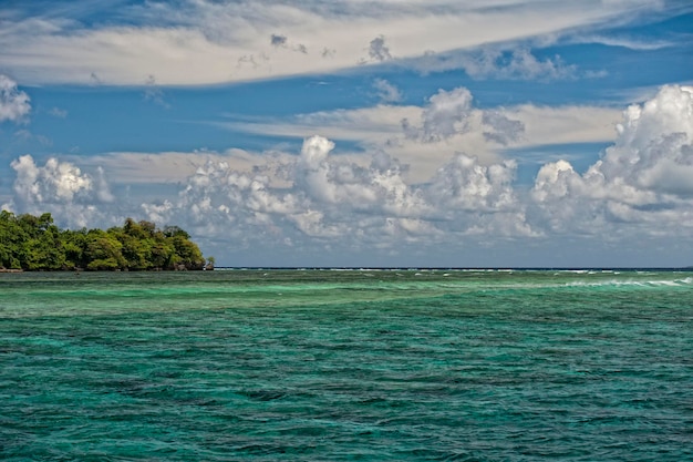 Isla paradisíaca tropical turquesa de Siladen