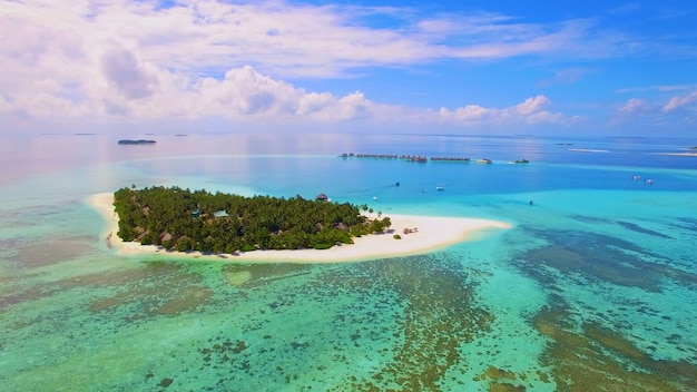 Isla Paraíso en las Maldivas nubes cielo azul agua clara