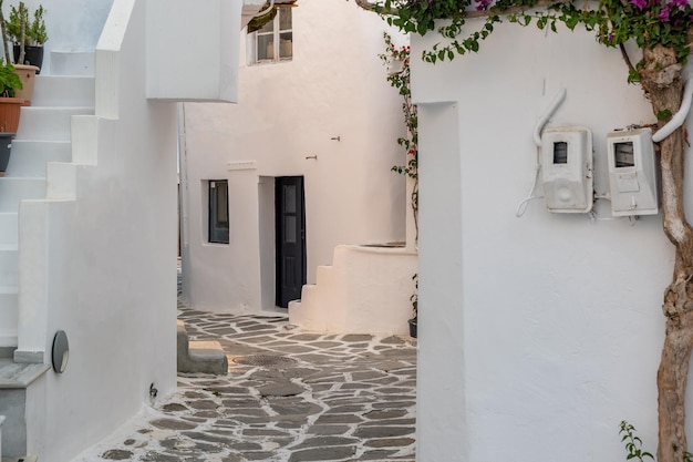 Isla de Paros Grecia Edificio encalado vacío calle estrecha de adoquines en el casco antiguo de Naousa