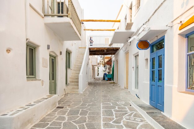 Isla de Paros Grecia Edificios encalados calles estrechas de adoquines