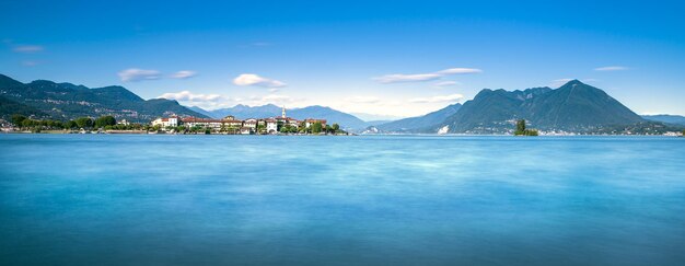 Foto isla de los pescadores de isola dei pescatori en el lago maggiore islas borromanas stresa piamonte italia