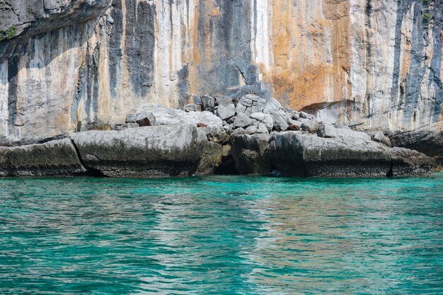 Isla de phi phi famosa natural con luz de reflejo de agua de mar azul.