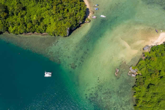 Isla de piedra caliza en el mar kra bi Tailandia vista aérea