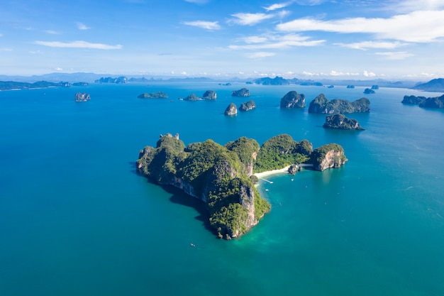 Isla de piedra caliza en el mar kra bi Tailandia vista aérea