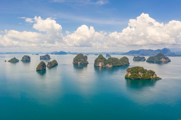 Isla de piedra caliza en el mar kra bi Tailandia vista aérea