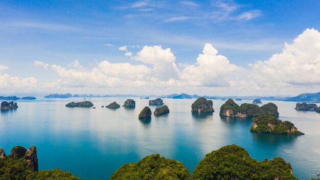 Isla de piedra caliza en la vista aérea del mar