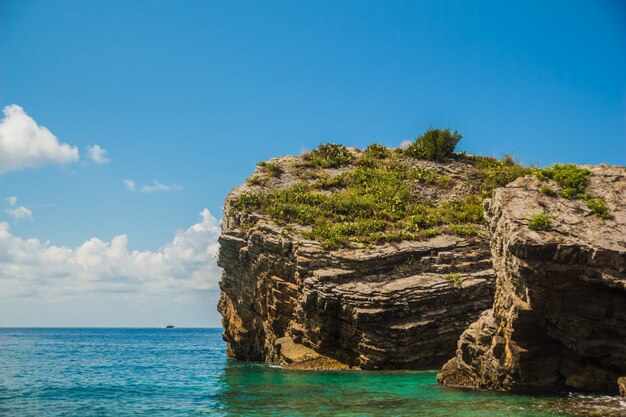 Foto la isla de piedra en el mar.