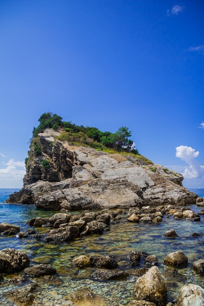 Isla de piedra en el mar