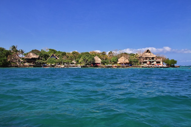 Isla pirata en la reserva natural de Rosario en el mar Caribe cerca de Cartagena, Colombia