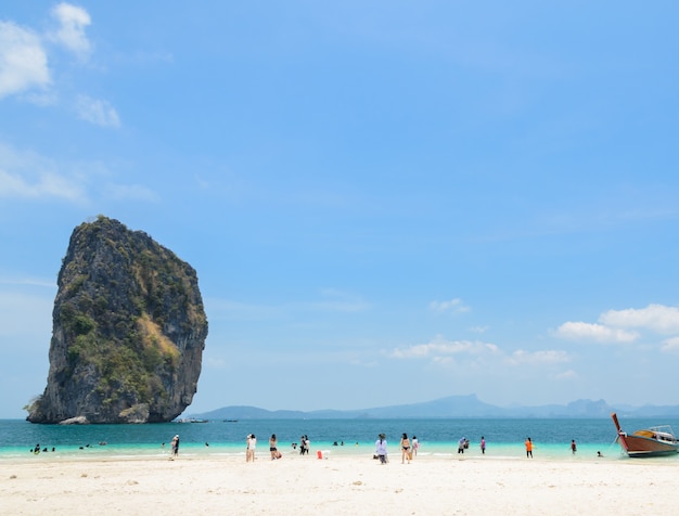 La isla de Poda, playa de arena blanca con agua de mar de andaman turquesa y barco taxi de cola larga en la provincia de Krabi, Tailandia