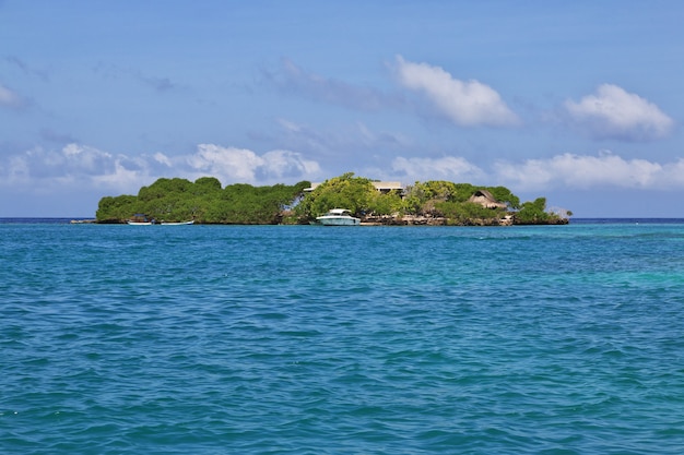 La isla en la reserva natural de Rosario en el mar Caribe cerca de Cartagena, Colombia