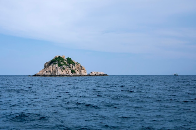 Isla de roca y mar azul profundo en el golfo de tailandia