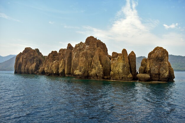 Isla de rocas en el mar