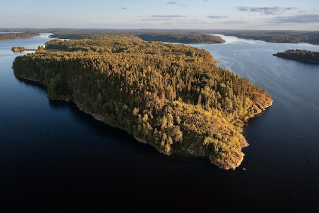 Isla rocosa cubierta de árboles en el archipiélago de pequeñas islas en el lago Ladoga Karelia Rusia