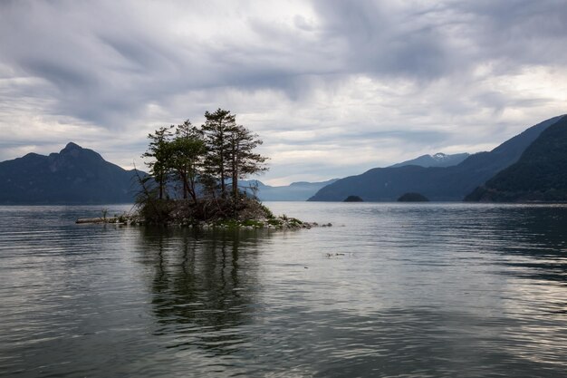 Isla rocosa en Howe Sound con montañas al fondo