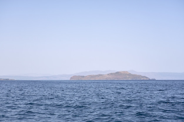 Una isla rocosa en el Mar Egeo frente a la costa de Creta.