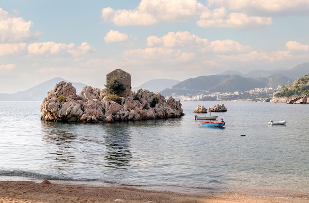 Foto isla rocosa en el mar con ruinas de la antigua muralla. montenegro.