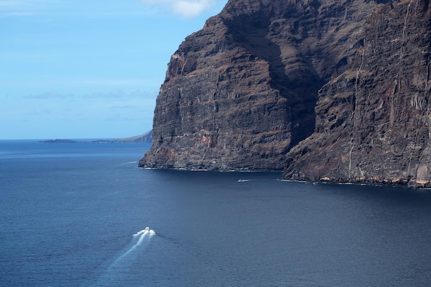 Isla rocosa negra en mar azul