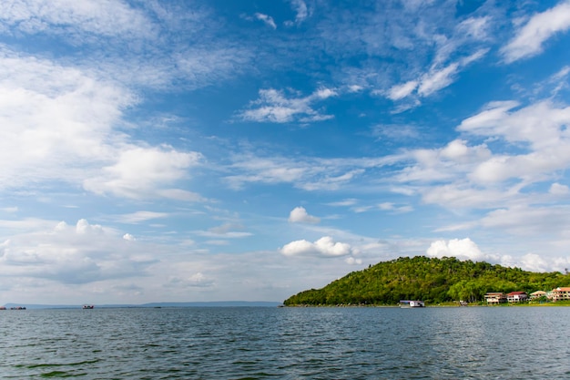 Una isla rodeada de agua con un fondo de cielo.