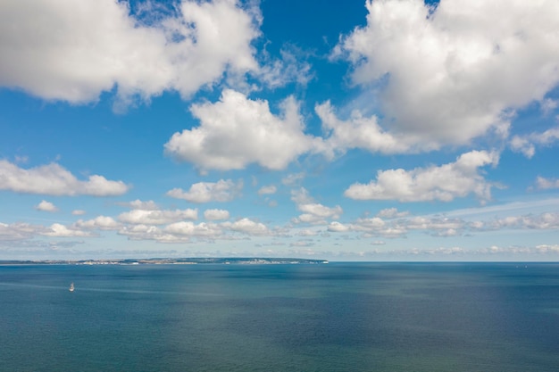 Isla Ryugen en Alemania Rugen La ciudad de Binz Mar Báltico Una imagen con un dron Más y nubes Orden para adultos y niños Lugar turístico Deutschland