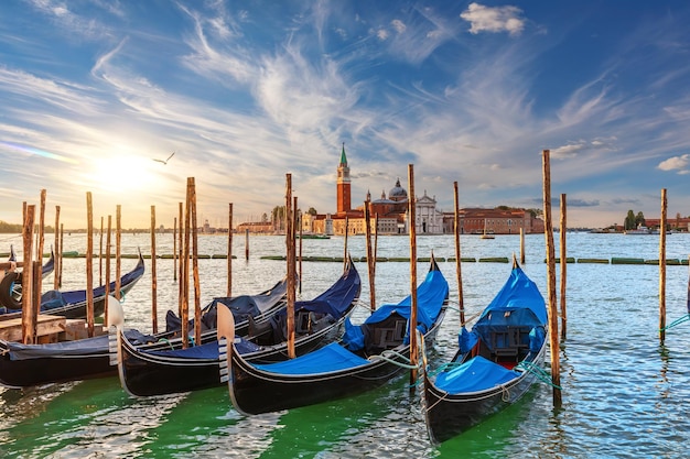 La isla de San Giorgio Maggiore y las góndolas tradicionales de Venecia, Italia.