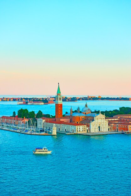 Isla de San Giorgio Maggiore en Venecia al atardecer, Italia. Composición del espacio de copia