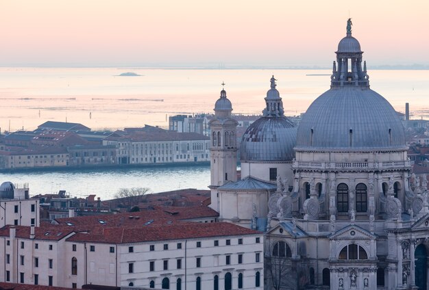 La isla de San Giorgio Maggiore. Vista del atardecer de la ciudad de Venecia Italia.