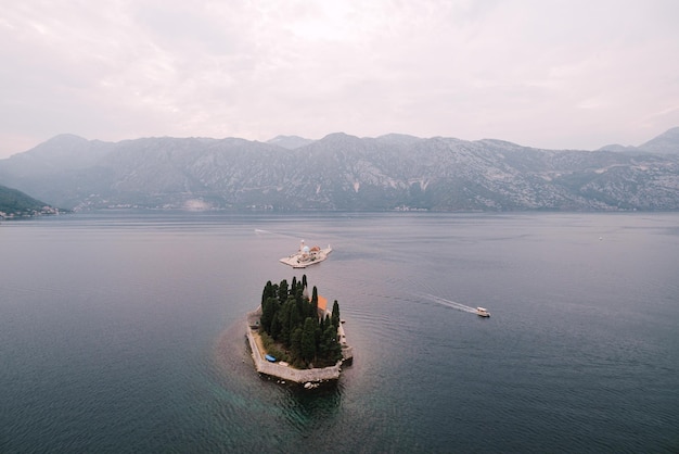 Isla de san jorge en la bahía de kotor con el telón de fondo de las montañas