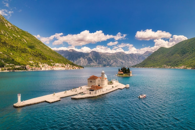 Isla de San Jorge e Iglesia de Nuestra Señora de las Rocas en Perast; montenegro