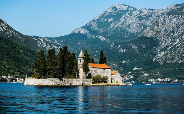 Isla de san jorge en montenegro vista desde la bahía de kotor arquitectura antigua de los balcanes en el adriático s