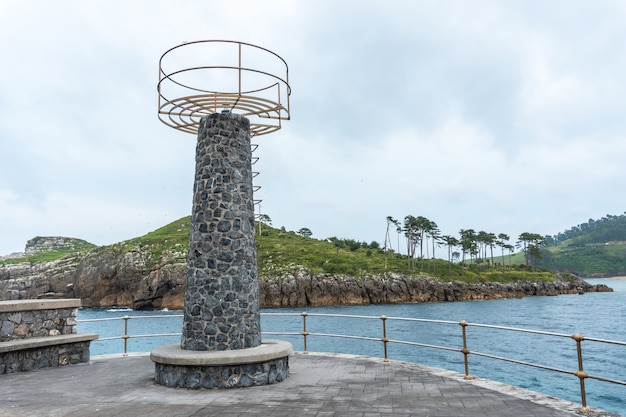 Isla San Nicolás desde el puerto marítimo del municipio de Lekeitio, Cantábrico en el Cantábrico. país Vasco