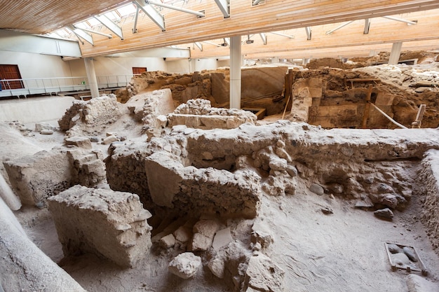 ISLA SANTORINI, GRECIA - 28 DE OCTUBRE DE 2016: Excavación del Museo del Sitio Arqueológico de Akrotiri. Akritiri se encuentra cerca de Fira, isla de Santorini en Grecia.