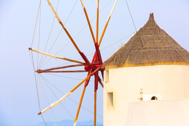 Foto la isla de santorini, grecia, es el primer plano del molino de viento de la aldea de oia.
