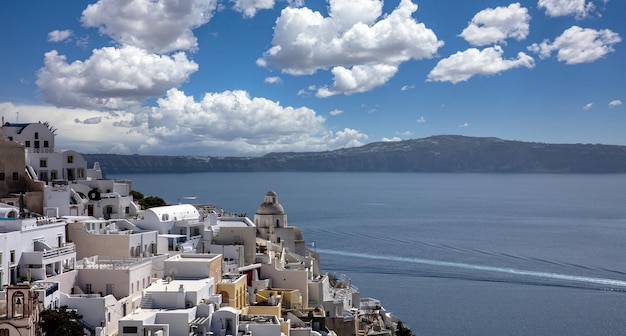 Isla de Santorini Grecia Fira caldera sobre el mar Egeo cielo azul mar en calma