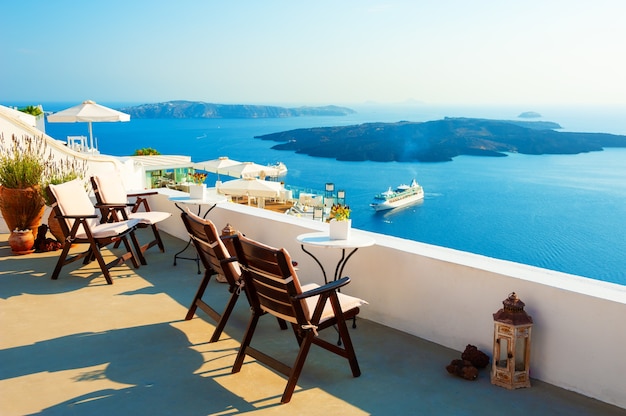 Isla de Santorini, Grecia. Hermosa terraza con vista al mar. Concepto de destinos de viaje