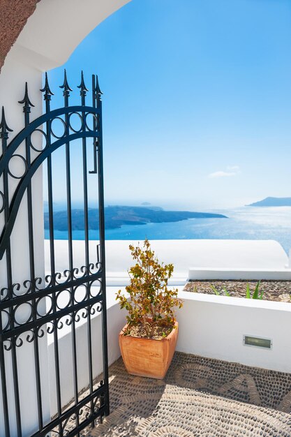 Isla de Santorini, Grecia. Hermoso paisaje con vista al mar. Día soleado, cielo azul