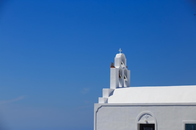 Isla de Santorini en Grecia Iglesia blanca sobre fondo azul