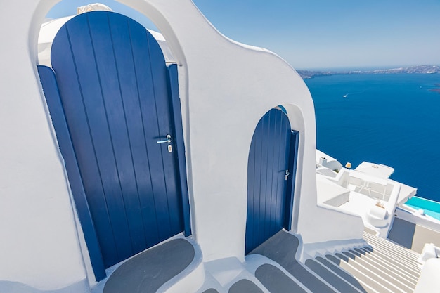 Isla de Santorini Grecia. Inspirador idílico viaje romántico vacaciones fondo azul puerta mar cielo