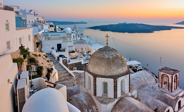 Isla de Santorini en Grecia. Vista panorámica de la ciudad de Fira junto al mar al atardecer. Paisaje griego