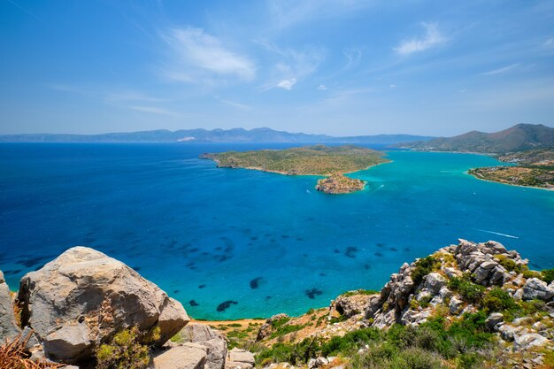 Isla de Spinalonga con antigua fortaleza antigua colonia de leprosos y la bahía de Elounda, isla de Creta, Grecia